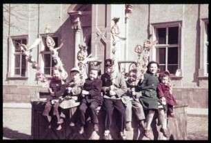 Kinder mit Sommertagsstecken