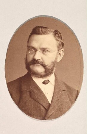 Porträt Bruno Friedrich : Foto-/Bildersammlung Stenografische Sammlung. Porträt Bruno Friedrich. Photographie (1886/1887; G. Mägerlein). Dresden: SLUB P a 0157