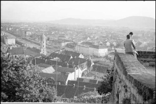 Graz: Fernsicht vom Schlossberg, rechts Mauer