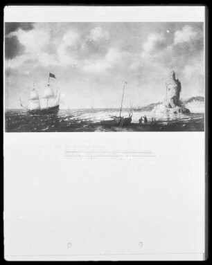 Küste mit Leuchtturm und Segelschiffen