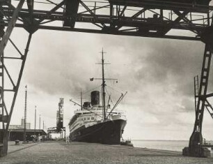 Deutschland. Bremerhaven. Der 1929 in Dienst gestellte turbinengetriebene Schnelldampfer "Bremen" der Reederei Norddeutscher Lloyd am Columbuskai