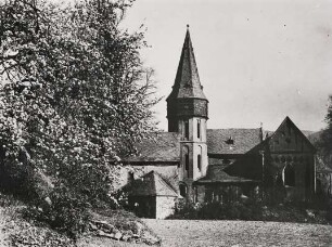 Bei Trechtingshausen. Ansicht der St. Clemenskapelle einem spätromanischen Kirchenbau im Früling