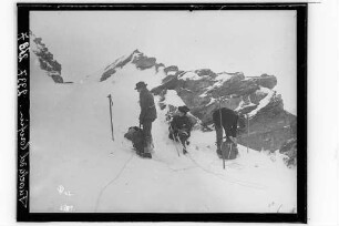 Drei Bergsteiger an der Fuorcla del Confin, westlich des Piz Buins