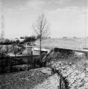 Trave: Brücke: Hauptstraße: Landstraße zwischen Klein Wesenberg und Groß Wesenberg: vorn Mitte Baum: hinten Knicklandschaft: Winter