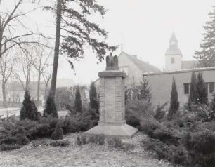 Denkmal für die Gefallenen des 1. Weltkriegs aus Langenrieth : Denkmal für die Gefallenen des 1. Weltkriegs aus Langenrieth. Sandstein (nach 1918). Bad Liebenwerda-Neuburxdorf