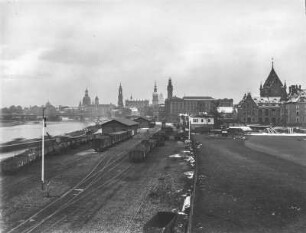 Dresden. Blick von der Marienbrücke über Gleisanlagen mit Güterwaggons auf die Altstadt