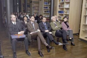 Übergabe von Büchern an Sächsisches Landesgymnasium Sankt Afra Meißen durch Dr. Thomas Bürger (SLUB) im Beisein von Staatssekretär Dr. Frank Schmidt (SMWK) und Schulleiter Dr. Werner Esser