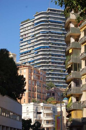 Durchblick vom Hafen zum Geschäftsviertel im oberen Bereich von Monte Carlo