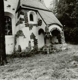 Hornow. Sankt-Martin-Kirche : Hornow (Ortsteil der Stadt Spremberg). Dorfkirche St. Martin (13./14. Jahrhundert bis 1902). Chor mit Portalanbau von Südwesten