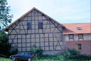 Giebelwand einer Fachwerkscheune, anschließend Querbau des "Lebenshofes"