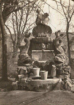 Großkmehlen. Schloß. Brunnen (1. H. 18. Jh.) im Hof