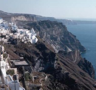 Thera = Santorini, Firá. Hauptort Firá über der Kraterkante, 260 m, 1.480 Einwohner. Eseltreppe vorn. Hinten Bimssteingruben. K2