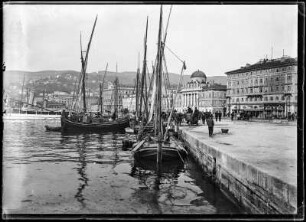 Triest, Italien. Hafenpartie mit Palazzo Carciotti