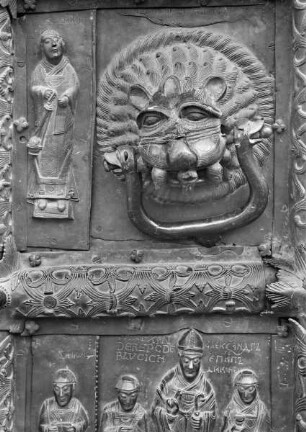 Bronzetür — Linker Flügel mit Darstellungen aus dem Alten und Neuen Testament — 4. Reihe von oben: Darstellung im Tempel, Diakon und Löwenkopf — Löwenkopf