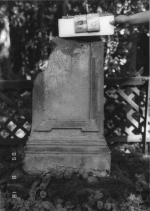 Grabstein 36 (Index: 100109121) Material: Sandstein Zustand: oberer Teil abgebrochen, Textplatte fehlt Maße HxBxT: 126x61x30 cm Beschreibung: abgeschlagene Stele, profilierter Sockel, Schriftfeld eingerahmt, Textplatte fehlt: Grabstein 36
