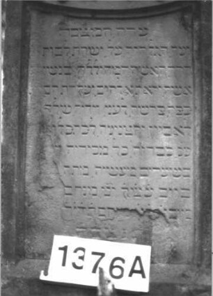 Grabstein 1376 (Index: 99900313) Material: Sandstein Zustand: an den Rändern stark verwittert Maße HxBxT: 175x60x22 cm Beschreibung: aufgesockelte Stele mit eingezogenem Rundbogenabschluss, Einzüge und Bogen mit Akanthusakroterien, Voluten und Ranken, im Bogenfeld Kranz (Efeu?) Symbolik: Kranz, Akanthus, Voluten, Ranken: Grabstein 1376A