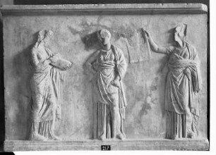 sogenannte Musenbasis aus Mantineia. Basis einer Statuengruppe des Praxiteles. — Drei Musen
