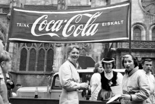 Freiburg: 1. internationale Rallye Travemünde. Katja Ajak (rechts) auf VW, am Coca-Cola-Stand