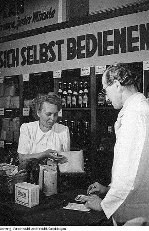 Dresden-Laubegast, Tauernstraße 11. Erste Verkaufsstelle der Konsumgenossenschaft Dresden mit Selbstbedienung und Kampagne gegen die Remilitarisierung, Mai 1951