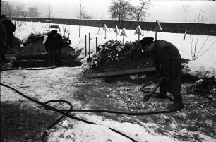 Arbeit auf dem Hagsfelder Friedhof bei der diesjährigen Kältewelle auf steinhart gefrorenem Boden.