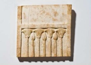 Elfenbeinrelief: Papyrus- und Lotosblüten