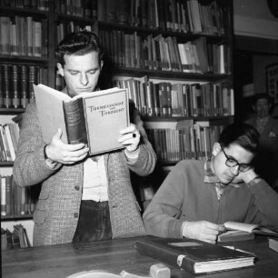 Witzenhausen (Werra-Meißner-Kreis), Steinstraße 19. Deutsches Institut für tropische und subtropische Landwirtschaft. Bibliothek. Lesende Studenten