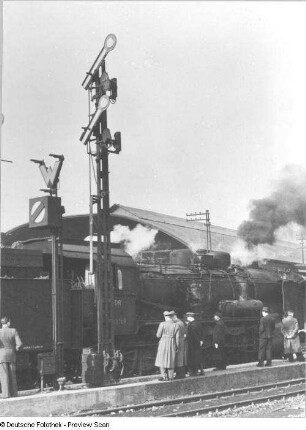 Bahnsteigkopf mit Formhauptsignal in Stellung Hf2, Gleissperrsignal in Stellung Gsp1 und Rangierhaltsignal gegen abfahrende Dampflokomotive : Deutschland. Bahnsteigkopf mit Formhauptsignal in Stellung Hf2, Gleissperrsignal in Stellung Gsp1 und Rangierhaltsignal gegen abfahrende Dampflokomotive