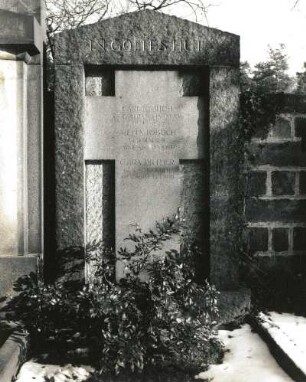 Wandgrabmal der Familie Löblich : Wandgrabmal der Familie Löblich. Stein (ab 1936). Dresden-Neustadt, Nordfriedhof (Garnisonsfriedhof)