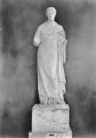 Aristonoe, Priesterin der Nemesis