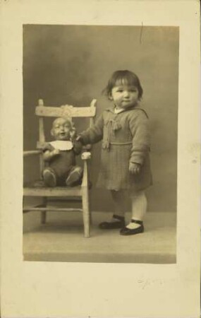 [Junges Mädchen mit einer Puppe]