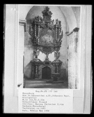 Portalarchitektur der Fürstengruft mit Darstellung der Grablegung Christi