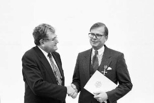 Freiburg im Breisgau: Horst Weitzmann erhält von Regierungspräsident Conrad Schroeder das Bundesverdienstkreuz