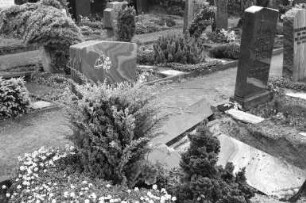 Unterspülung und Absenkung von Gräberreihen auf dem Bergfriedhof Durlach infolge Dauerregens