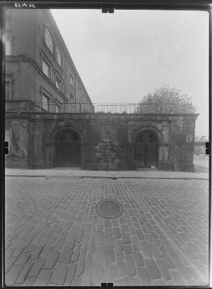 Pirna-Altstadt, Lange Straße 10. Wohnhaus mit Ladeneinbau. Straßenfront (Badergasse)