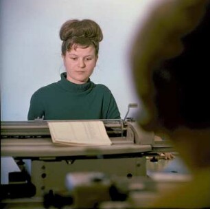 Arbeiterin an einem Nadeldrucker (?) im volkseigenen Betrieb Baumwollspinnerei und Zwirnerei Leinefelde