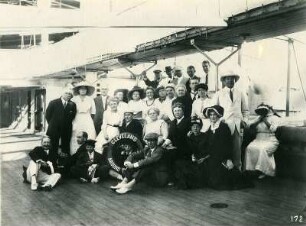 Gruppenbild an Deck des Hochseepassagierdampfers "Cleveland"