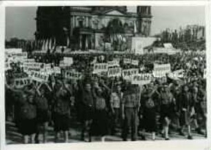 Demonstration zu den Weltfestspielen in Berlin
