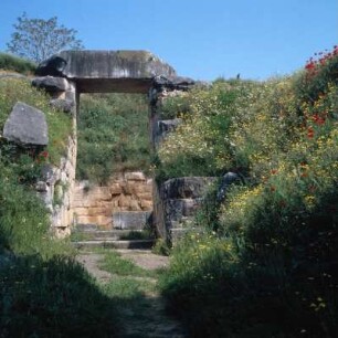Orchomenós. Dromos und Portalbau eines mykenischen Kuppelgrabes, 14. Jh. v. Chr. 5,50 m Hoch