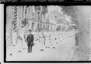Gauturnfest des Turngaus Hohenzollern in Sigmaringendorf; Turnergruppen aus Bingen und Burladingen beim Festumzug