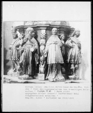 Gruppe von Heiligenfiguren an einem oktogonalen Aufbau