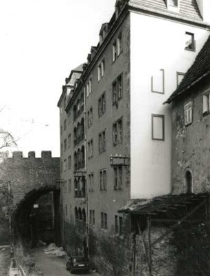 Meißen-Altstadt, Freiheit 2. Schleinitzer Hof (ehemaliger Adelsfreihof, Burglehn). (1522, Wiederaufbau 1649, 1743). Ansicht von Westen (vom Hohlweg) mit Schloßbrücke