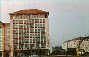 Dresden Pirnaischer Platz : Dresden-Altstadt. Pirnaischer Platz. Verwaltungsgebäude mit Geschäft Sportartikel