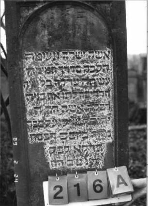 Grabstein 216 (Index: 99752103) Material: Sandstein Zustand: leicht verwittert Maße HxBxT: 144x47x25 cm Beschreibung: Stele, Sockel, obeliskenartiger Abschluß, Schriftfeld eingetieft m. Rundbogenabschlu Symbolik: Stern: Grabstein 216A