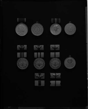Fünf Medaillen der Deutschen Demokratischen Republik (DDR) an Spangen. Avers und Revers. Oben links: Pestalozzi-Medaille für treue Dienste (32,5 mm. 1956 gestiftet). Oben rechts: Hufeland-Medaille (30 mm Durchmesser. 1958 gestiftet). Unten: Verdienstmedaille der Deutschen Reichsbahn in drei Stufen. Variante ab 1973 (Bronze; 30 mm Durchmesser. 1956 gestiftet) an Spange (14,5 x 24 mm) mit Streifen für die Anzahl der Verleihungen inklusive Interimsspange