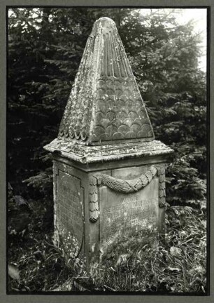 Friedhof, Grabstein des Pfarrers Johann Friedrich Hoppel, 1810