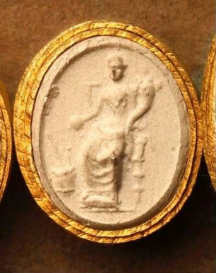 Sitzende Fortuna mit Füllhorn und Ruder (Daktyliothek, Das Alterthum nach Lippert und Visconti)
