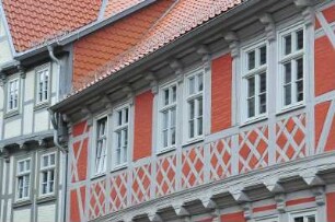 Quedlinburg - Saniertes Fachwerkhaus : Saniertes Fachwerkhaus mit neuem Fassadenanstrich in der Schmalen Straße. Aufgenommen am 15. Juli 2012 in Quedlinburg
