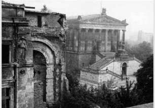 Blick auf die zerstörte Fassade des Neuen Museums vor dem Hintergrund der Nationalgalerie