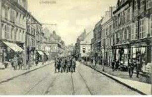 Straße in Charleville, mit Militäraufmarsch