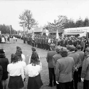 Volks- und Schützenfest: Schützenverein Klein Wesenberg und Umgebung von 1919 e.V.: Festplatz "Wesenberger Tannen": Aufmarsch der Schützenvereine: hinten Karussells und Buden